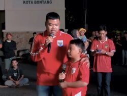 Ketua Komisi C DPRD Bontang Hadiri Nobar Timnas Indonesia vs China di Halaman Kantor DPMPTSP