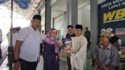 Peduli Sesama, Kakanwil dan Kalapas Narkotika Samarinda Salurkan Bantuan Beras